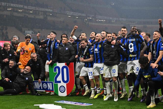 国际米兰球员正在庆祝俱乐部历史上的第20个联赛冠军，他们刚刚于4月22日星期一在圣西罗击败AC米兰赢得了冠军。