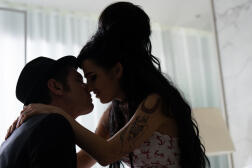 Blake Fielder-Civil (Jack O’Connell) et Amy Winehouse (Marisa Abela), dans « Back to Black », de Sam Taylor-Johnson.