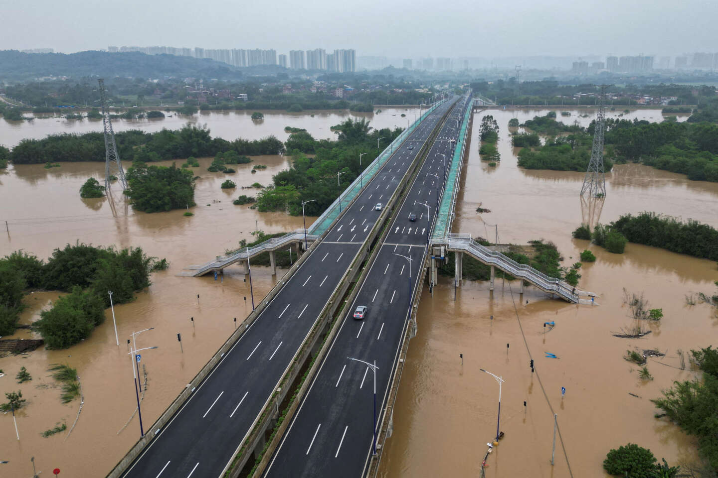 Regarder la vidéo En Chine, l’effondrement d’une autoroute provoque la mort de dix-neuf personnes dans le sud du pays