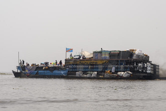 Une baleinière en bois navigue sur le fleuve Congo, près de Kinshasa, le 26 mars 2024.