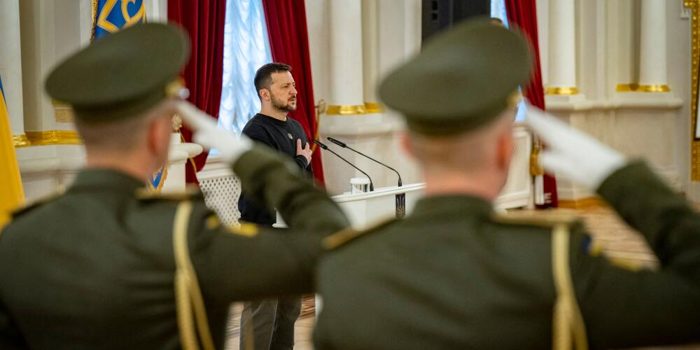 Volodymyr Zelensky chantant l’hymne national ukrainien lors d’une cérémonie de remise des prix à des soldats à Kiev, le 22 avril 2024.