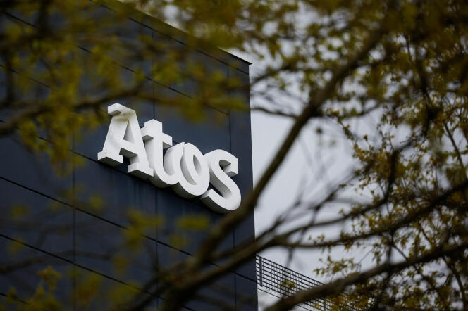 Vue du logo de la société française de conseil en informatique Atos sur le bâtiment d’une entreprise à Nantes, France, le 22 avril 2024.