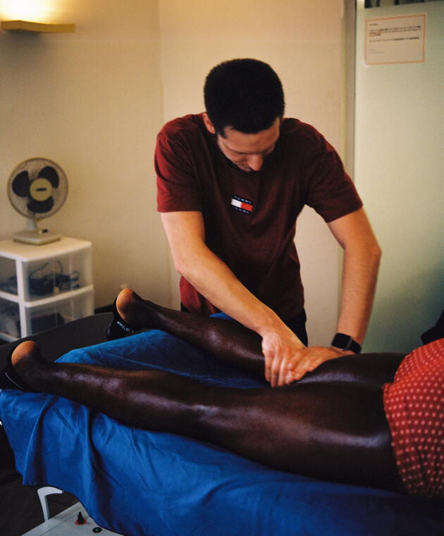 Le kiné Julien Henneuse en train de masser Fodé Sissoko avant son entraînement.