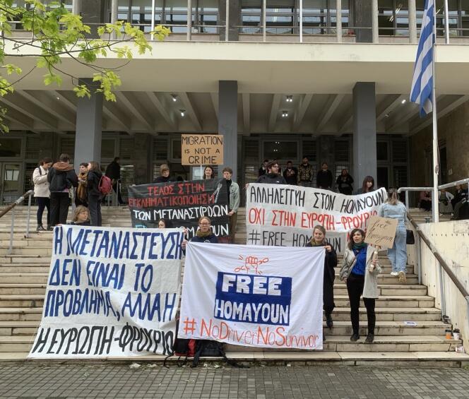 Lors d’un rassemblement devant le palais de justice de Thessalonique (Grèce) le 22 avril 2024, jour du procès en appel d’Homayoun Sabetara.