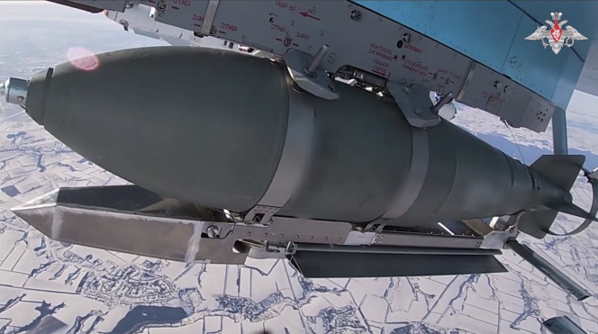 Capture d’écran montrant une « bombe hautement explosive » (FAB) équipée du kit « UMPK » qui en fait une bombe planante guidée. Image extraite d’une vidéo diffusée par le ministère de la défense russe, sur son canal Telegram.