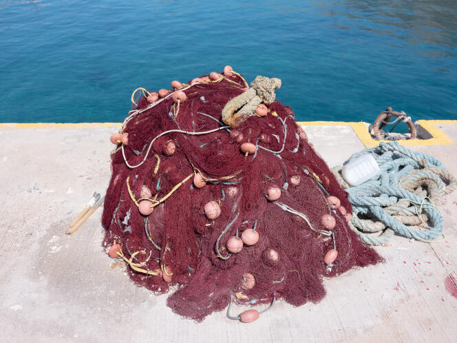 Un filet de pêche sur un quai à Katapola, à Amorgos (Grèce), le 4 avril 2024. 