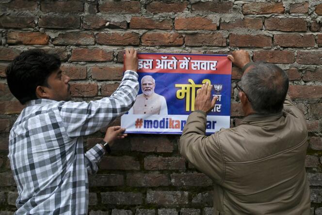 Collage d’une affiche du premier ministre indien, Narendra Modi, près d’un bureau de vote lors de la première phase des élections générales indiennes à Jammu (Inde), le 19 avril 2024.