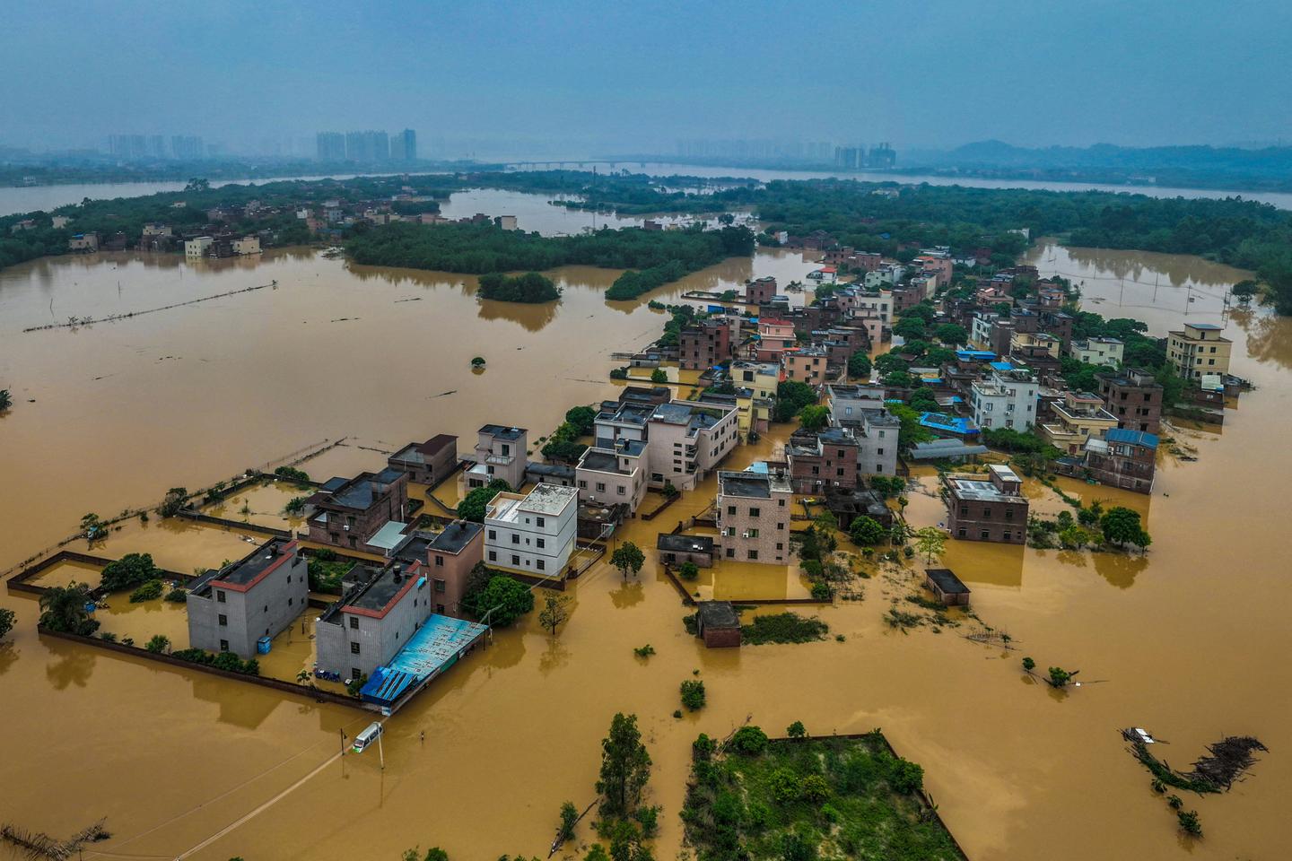 Highest-level rainstorm warning issued in southern China