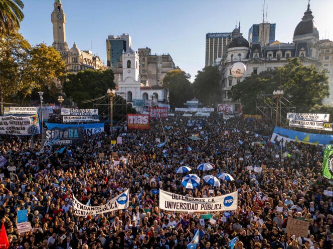 Manifestación contra la política presupuestaria del gobierno para las universidades públicas, en Buenos Aires, 23 de abril de 2024.