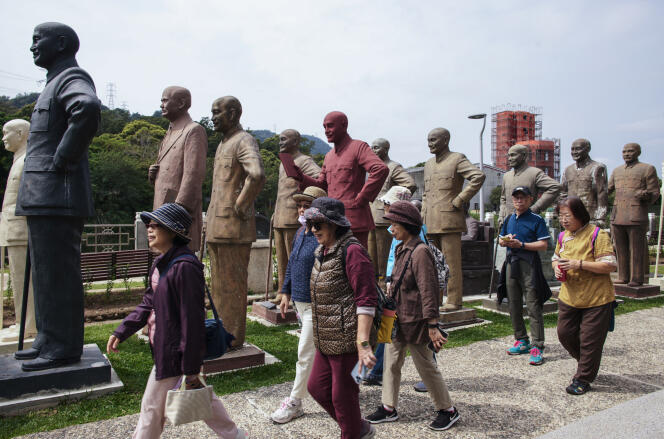 Los visitantes pasan junto a las estatuas del líder nacionalista Chiang Kai-shek en el Parque de Esculturas Memorial Cihu en Taoyuan, Taiwán, el 27 de marzo de 2024. 
