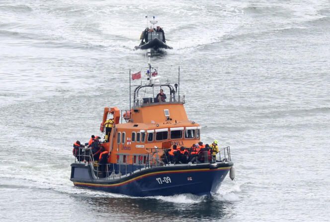 Des migrants secourus par un bateau de sauvetage britannique, peu avant leur arrivée au port de Douvres, en Grande-Bretagne, le 23 avril 2024. 