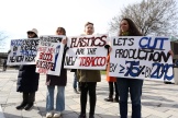 Manifestation lors de la quatrième session de négociations internationales sur la pollution plastique à Ottawa (Canada), le 23 avril 2024.