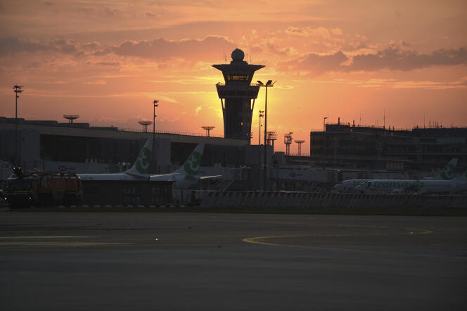 La pista del aeropuerto de Orly, con su torre de control, 26 de junio de 2020.