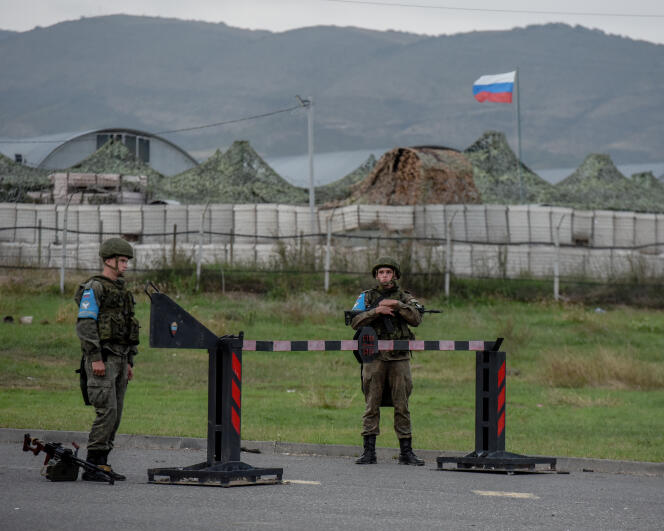 Deux soldats russes, à proximité  de l’aéroport de Khankendi (Stepanakert,  en arménien), dans le Haut-Karabakh,  en Azerbaïdjan, en octobre 2023. 