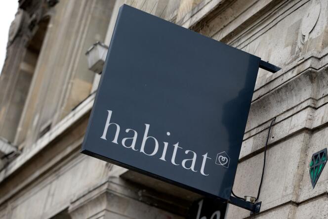 L’enseigne d’un magasin Habitat, à Paris, en 2013.