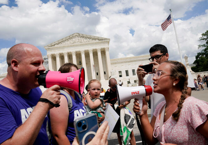 Activistas por el derecho al aborto frente a la Corte Suprema de Estados Unidos en Washington, el 24 de junio de 2023.