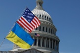 Les drapeaux des Etats-Unis et de l’Ukraine flottent devant le bâtiment du Capitole, le 23 avril 2024, à Washington.