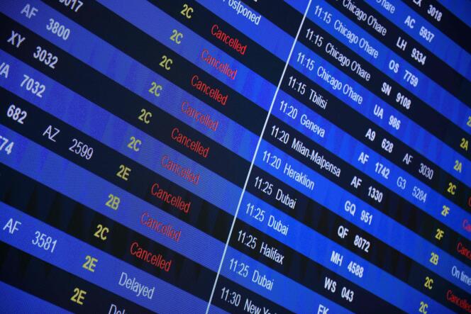 Le panneau d’information des départs du terminal 2 de l’aéroport de Roissy-Charles-de-Gaulle, annonçant plusieurs vols annulés au milieu d’une grève des contrôleurs aériens, le 16 septembre 2022.