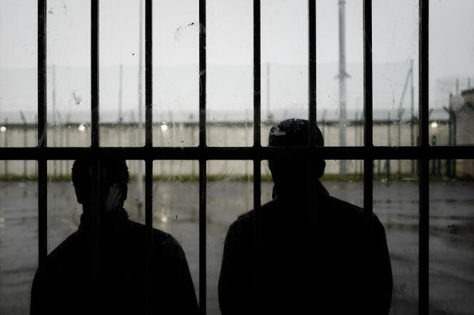 Deux jeunes délinquants se tiennent dehors dans la « section des mineurs » de la prison de Villepinte, en banlieue parisienne, le 9 avril 2019.