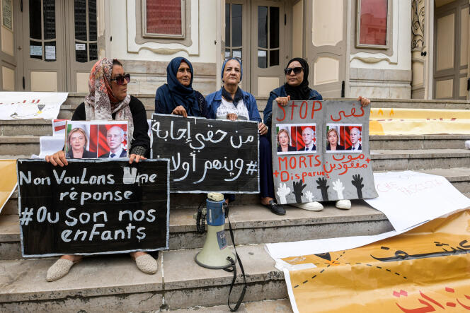 Des membres de familles de migrants protestent contre la politique migratoire à Tunis, en juin 2023.