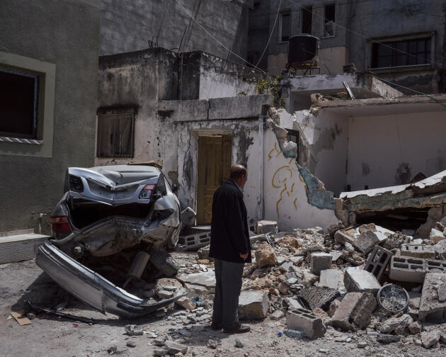 Un habitant observe les destructions dans le camp de réfugiés de Nour Shams, près de Tulkarem (Cisjordanie), au lendemain de l'opération de l'armée israélienne qui a duré cinquante heures et fait treize victimes palestiniennes, le 21 avril 2024.