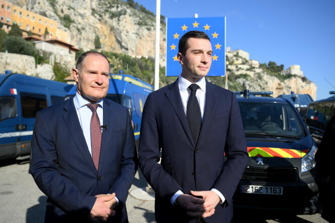 2024 年 2 月 19 日，全国联盟 (RN) 成员、Frontex 机构前负责人法布里斯·莱杰里 (Fabrice Leggeri)（左）与 RN 主席乔丹·巴尔德拉 (Jordan Bardella) 一起访问法国和意大利之间的边境哨所。芒通（滨海阿尔卑斯省）。 