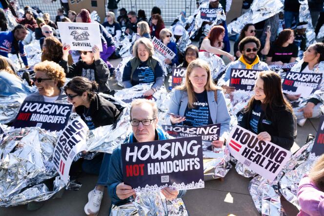 Lors d’une manifestation des militants du National Homelessness Law Center, devant la Cour suprême des États-Unis, à Washington DC, le 22 avril 2024.