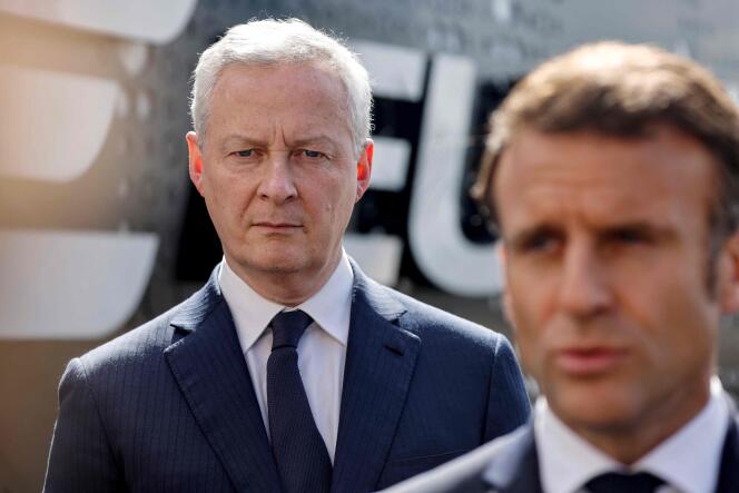 Le ministre de l’économie, Bruno Le Maire, et Emmanuel Macron, lors d’une visite à l’usine de poudre et d’explosifs de la société Eurenco, à Bergerac (Dordogne), le 11 avril 2024.