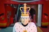 Une sculpture en Lego représentant le roi Charles III, dans une boutique de jouets à Londres, le 27 avril 2023.