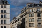 Une photographie prise le 18 avril 2024 montre des immeubles de style Haussmannien à Paris.