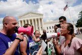 Des militants du droit à l’avortement, devant la Cour suprême des Etats-Unis, à Washington, le 24 juin 2023.