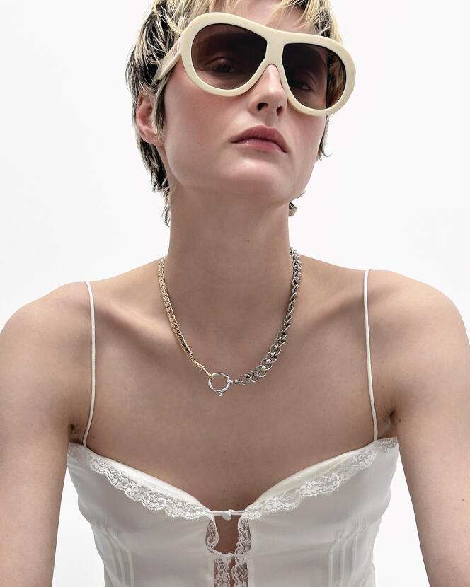 Gafas Moroder, de acetato, Emmanuelle Khanh, 450 euros.  ek.fr Top y collar Victoria Beckham × Mango.  mango.com