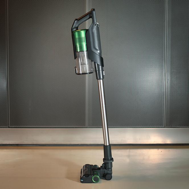 Le Hoover HF9 tient debout tout seul et dans cette position, il est particulièrement stable. Une fonction pratique à laquelle on prend rapidement goût. 