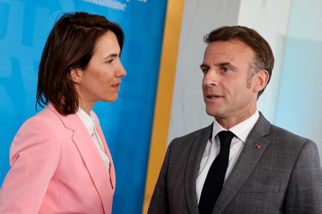 La présidente du groupe Renew Europe et candidate aux élections au Parlement européen, Valérie Hayer, avec Emmanuel Macron, au siège de l’Union européenne, à Bruxelles, le 17 avril 2024.