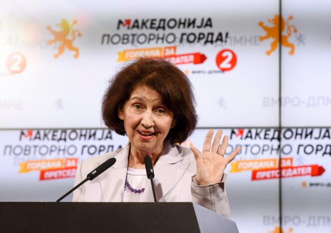 Gordana Siljanovska-Davkova après les résultats du premier tour de la présidentielle de la Macédoine du Nord, qui la place en tête, le 24 avril 2024, à Skopje.