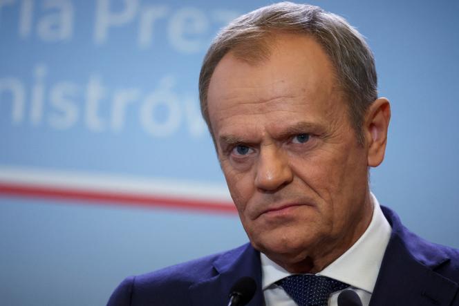 Premier Polski Donald Tusk podczas konferencji prasowej 15 kwietnia 2024 r. w Warszawie.