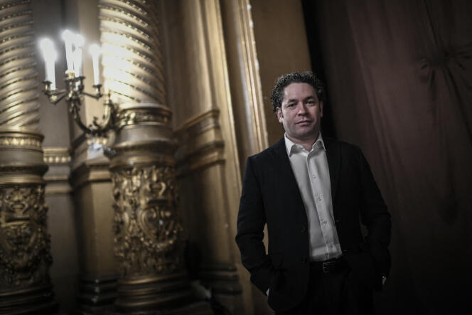 2021 年 4 月 15 日，古斯塔沃·杜达梅尔 (Gustavo Dudamel) 在巴黎卡尼尔歌剧院 (Opéra Garnier)。