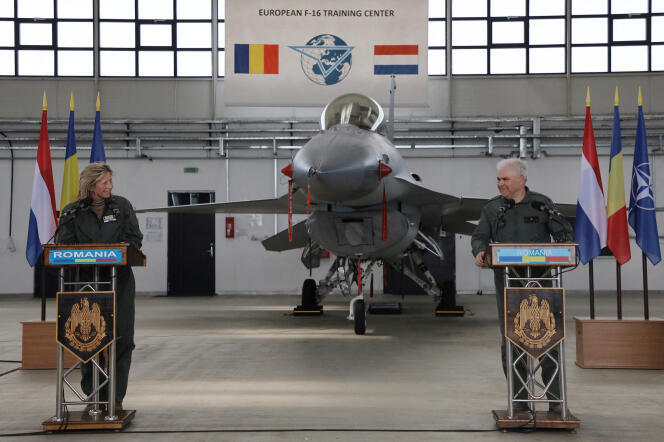 La ministre néerlandaise de la Défense Kajsa Ollongren et le ministre roumain de la Défense Angel Tilvar au centre européen d'entraînement F-16 de la base aérienne de Fetesti, dans le sud de la Roumanie, le 17 avril 2024.
