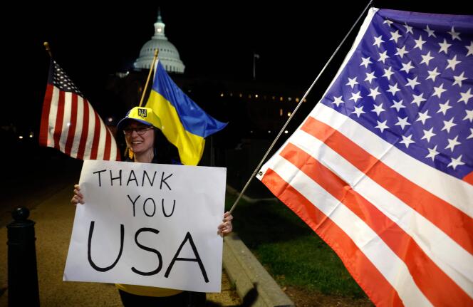 2024 年 4 月 23 日，参议院在基辅通过援助法案后，乌克兰的支持者在华盛顿国会大厦前感谢美国。