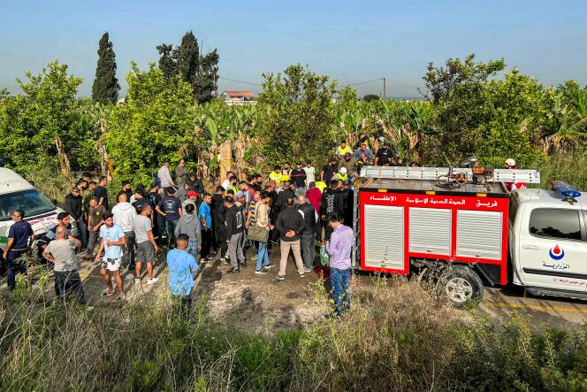 Des Libanais rassemblés près du site d’une frappe israélienne sur un véhicule dans la plaine d’Adloun, le 23 avril 2024. 