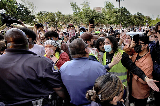 Les manifestants de l’université de Californie du Sud s’opposent aux agents de sécurité du campus lors de la manifestation propalestinienne du 24 avril 2024.