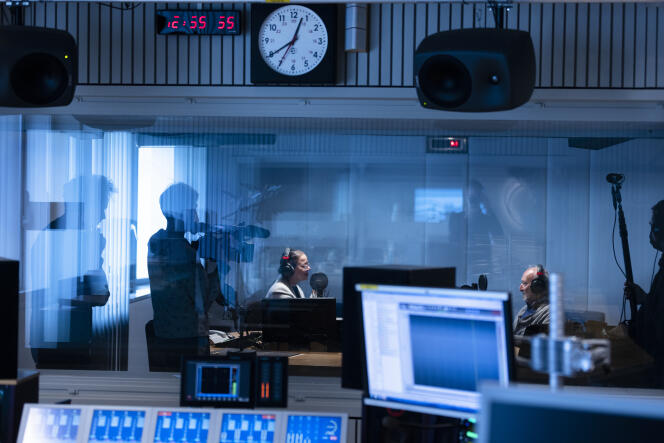 Yves Degryse, Geert De Vleesschauwer, Chantal Pattyn, Friedrich Mohr et Bas De Caluwé, dans « The Making of Berlin », par le collectif Berlin, dans les studios de la radio Klara, à Bruxelles, le 1er février 2022.