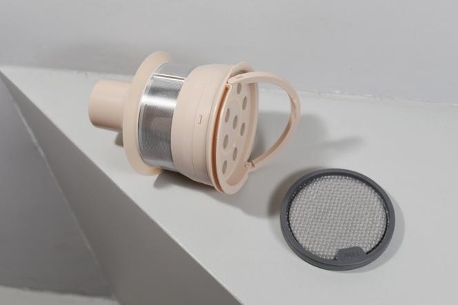 Le Dreame R10 est entièrement démontable. Ici, son bloc de filtration multicyclonique ainsi que son filtre avant moteur. 