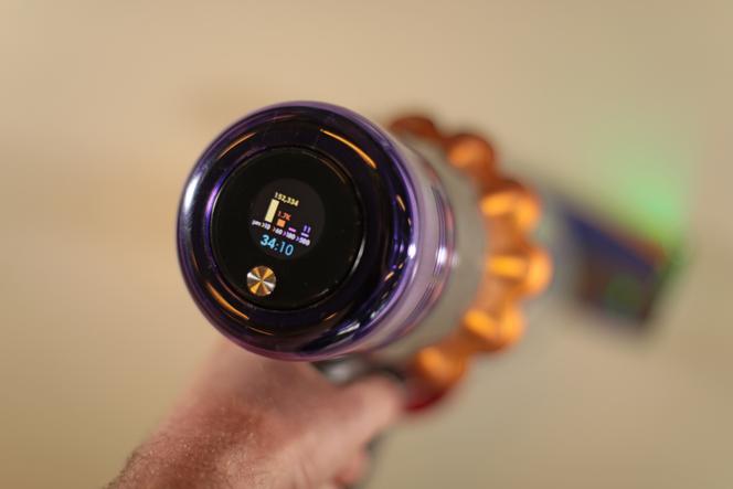 L’écran en couleur du Dyson V15 indique l’autonomie restante ainsi que le décompte des particules aspirées, classées des plus fines aux plus épaisses. 