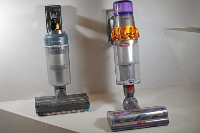 En configuration aspirateur à main, le Samsung Jet 95 Complete est bien plus léger que le Dyson V15 Detect.