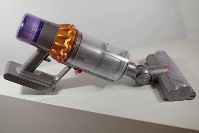 Le Dyson V15 Detect Absolute étant livré sans mini turbo-brosse, on peut éventuellement raccorder la brosse Digital Motorbar sur l’aspirateur à main, mais l’ensemble est alors relativement lourd. Une mini brosse motorisée, bien plus confortable, est disponible en option. 