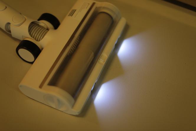  La brosse principale du Dreame R10 est équipée de Leds mais l’éclairage qu’elles procurent n’est pas très puissant. 