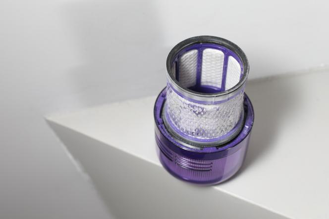 Contrairement aux autres aspirateurs balais de notre panel, pourvus de deux filtres, le Dyson V15 Detect Absolute en renferme un seul. Il est lavable à l’eau et ne nécessite pas d’être changé. 