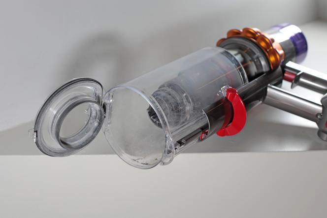Le Dyson V15 bénéficie d’un système de vidange du collecteur efficace. Lorsqu’on pousse le loquet rouge vers le bas, cela ouvre la trappe et un joint glisse le long du bloc central pour éjecter toutes les poussières, cheveux et poils d’animaux. 