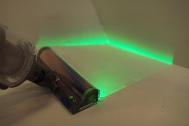 Plutôt que des Leds classiques, Dyson a choisi d’équiper la brosse dédiée aux sols durs de son V15 (baptisée Optic Fluffy) d’un laser vert dont le but est de révéler les poussières les plus fines. 